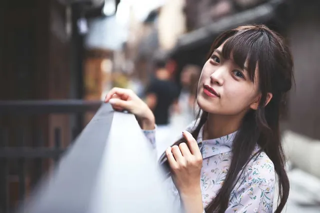 Young woman in a narrow street, photographed by GCShutter